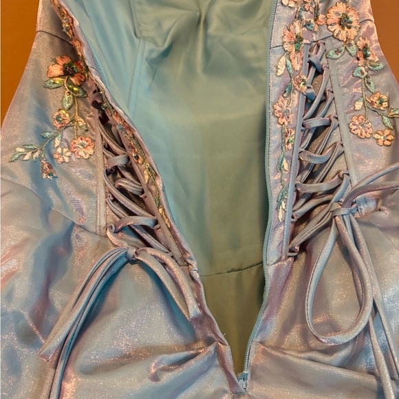 Exquisite grad/prom dress, size 6, Brand new condition. Paid $1800 new - Picture 6 of 8